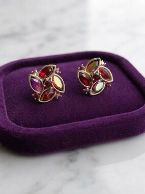 VINTAGE Lisner Aurora Borealis Rhinestone Floral Screw Back Earrings